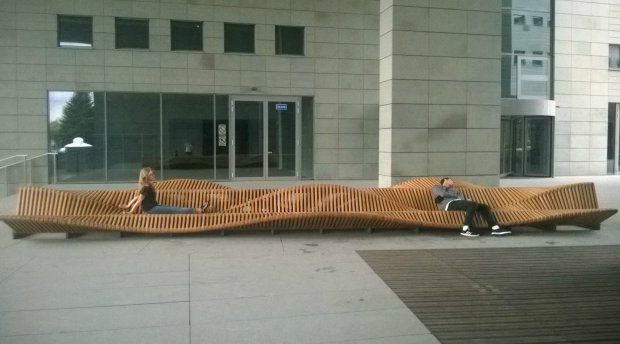 Uiliuili ławka na której można siedzieć i leżeć 